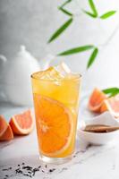 Grapefruit-Honig-Jasmin-Tee kalt serviert mit Eis foto