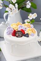 Vanillekuchen zum Muttertag mit Blumen und weißer Schokoladenglasur foto