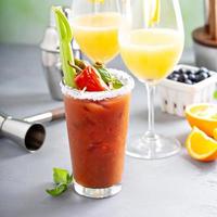 Brunch-Cocktails mit Mimosen und Bloody Mary foto