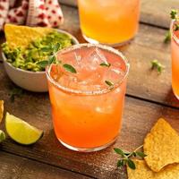 würzige Grapefruit-Margarita mit Chips und Guacamole foto