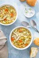 traditionelle Hühnernudelsuppe mit Eiernudeln foto