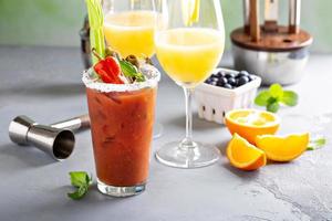 Brunch-Cocktails mit Mimosen und Bloody Mary foto