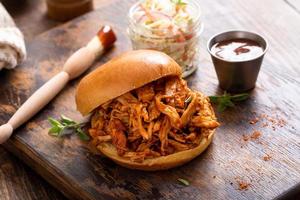 BBQ Chicken Sandwich auf einem Briochebrötchen mit Krautsalat foto