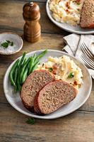 Hackbraten mit Kartoffelpüree und grünen Bohnen foto