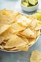 Mais-Tortilla-Chips in einer Schüssel foto