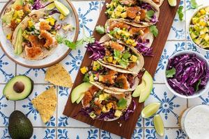 Fischtacos mit Mangosalsa und Rotkohl foto