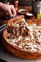 Deep Dish-Fleisch-Pizza foto