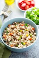 Reis mit Gemüse und Rindfleisch foto