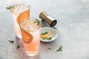 kalter und erfrischender Sommer-Grapefruit-Cocktail