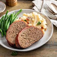 Hackbraten mit Kartoffelpüree und grünen Bohnen foto