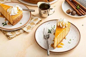 Kürbis-Käsekuchen mit Herbstgewürzen, garniert mit Schlagsahne foto