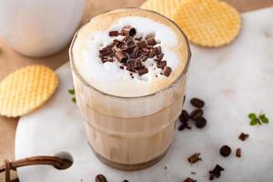 heißer kaffee latte und cappuchino in einem glas und einer tasse foto