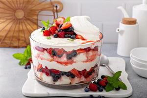 sommerbeere trifle mit angelfood kuchen in einer großen schüssel foto