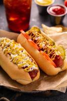 zwei Hot Dogs mit Ketchup und Senf foto