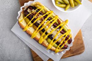 Hotdog auf einem Mohnbrötchen mit Zwiebeln foto