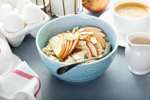 gesunde Haferflocken mit geschnittenem Apfel und Mandeln foto