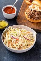 traditioneller Cole Slaw Salat, Beilage für Pulled Pork Sandwich foto