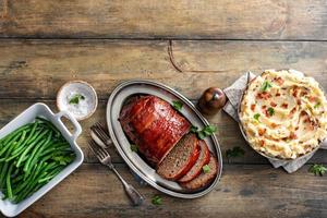 Hackbraten mit Kartoffelpüree und grünen Bohnen foto