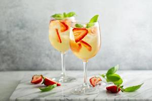 Sommerweiße Sangria mit Erdbeeren foto