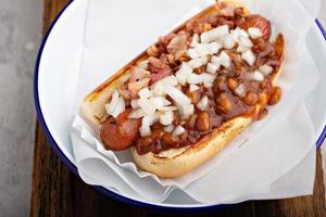 Chili-Hotdog mit Bohnen und Zwiebeln foto