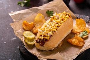 Chili-Hotdog mit Zwiebeln und Senf foto