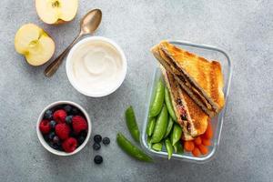 Lunch-Container mit Mittagessen zum Mitnehmen für Kinder oder Erwachsene foto