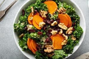 Herbstsalat mit Grünkohl, Walnüssen und Kaki foto