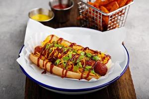 mit gegrilltem Speck umwickelter Hot Dog foto