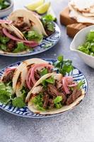 Rindfleisch-Tacos mit Salat und eingelegten roten Zwiebeln foto