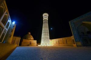 Großes Minarett des Kalon in Buchara, Usbekistan. es ist ein minarett des moscheekomplexes po-i-kalyan in buchara, usbekistan, und eines der markantesten wahrzeichen der stadt. foto