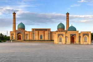 ansicht des taschkent hazrati imam-komplexes barakhan madrasa in taschkent, usbekistan. foto