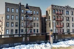 Blick auf Mehrfamilienhäuser von der U-Bahnstation Dyckman Street auf der Linie 1 in Manhattan, New York. foto