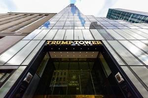 new york city - 25. juni 2017 - goldene fassade des trump tower, der 68-stöckige wolkenkratzer beherbergt das politische hauptquartier der trump-organisation, luxuriöse büros und wohnungen. foto