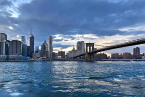 Panoramablick auf die Skyline von New York City von Brooklyn Heights bei Sonnenuntergang. foto