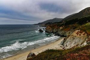 rocky creek in kalifornien, big sur in monterey county, usa foto