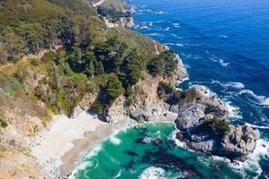 Mcway Falls ist ein 80 Fuß hoher Wasserfall an der Küste von Big Sur in Zentralkalifornien foto