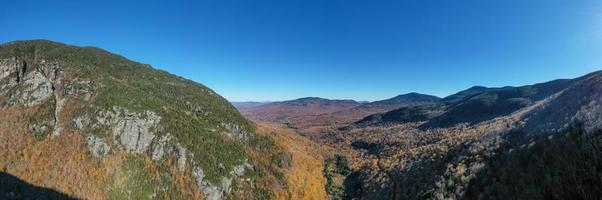 Panoramablick auf das späte Herbstlaub in Smugglers Notch, Vermont. foto