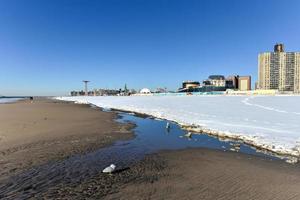 coney island beach in brooklyn, new york nach einem großen schneesturm. foto