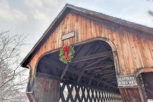 mittlere überdachte Brücke in Woodstock, Vermont. foto