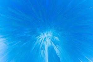 durchscheinende blaue Eiszapfen in einer gefrorenen Eiswand. foto