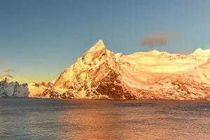 Fischerhütte in den Berggipfeln Hamnoy und Lilandstinden im Winter in Reine, Lofoten-Inseln, Norwegen. foto