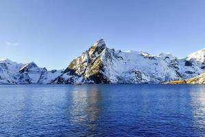 Fischerhütte in den Berggipfeln Hamnoy und Lilandstinden im Winter in Reine, Lofoten-Inseln, Norwegen. foto