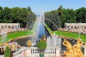 Peterhof, das Sommerschloss. mit samson auf den kanal und die mächtigen brunnen herabblicken. foto