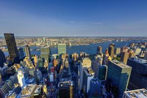 Hoch aufragende Wolkenkratzer in Midtown Manhattan in New York City. foto