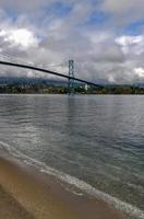 Lions Gate Bridge, gesehen vom Stanley Park in Vancouver, Kanada. Die 1938 eröffnete Lions Gate Bridge, offiziell als First Narrows Bridge bekannt, ist eine Hängebrücke. foto