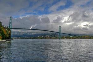 Lions Gate Bridge, gesehen vom Stanley Park in Vancouver, Kanada. Die 1938 eröffnete Lions Gate Bridge, offiziell als First Narrows Bridge bekannt, ist eine Hängebrücke. foto