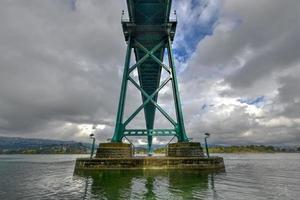 Lions Gate Bridge, gesehen vom Stanley Park in Vancouver, Kanada. Die 1938 eröffnete Lions Gate Bridge, offiziell als First Narrows Bridge bekannt, ist eine Hängebrücke. foto