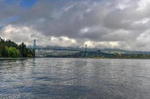 Lions Gate Bridge, gesehen vom Stanley Park in Vancouver, Kanada. Die 1938 eröffnete Lions Gate Bridge, offiziell als First Narrows Bridge bekannt, ist eine Hängebrücke. foto