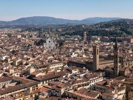 Luftaufnahme der Basilica di Santa Croce auf dem gleichnamigen Platz in Florenz, Toskana, Italien. foto