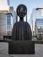 new york city - nov 9, 2019 - blick auf simone leighs brick house sculpture, eine hommage an die schwarze schönheit, das erste kunstwerk für den sockel auf dem sporn auf der highline in manhattan, new york city. foto